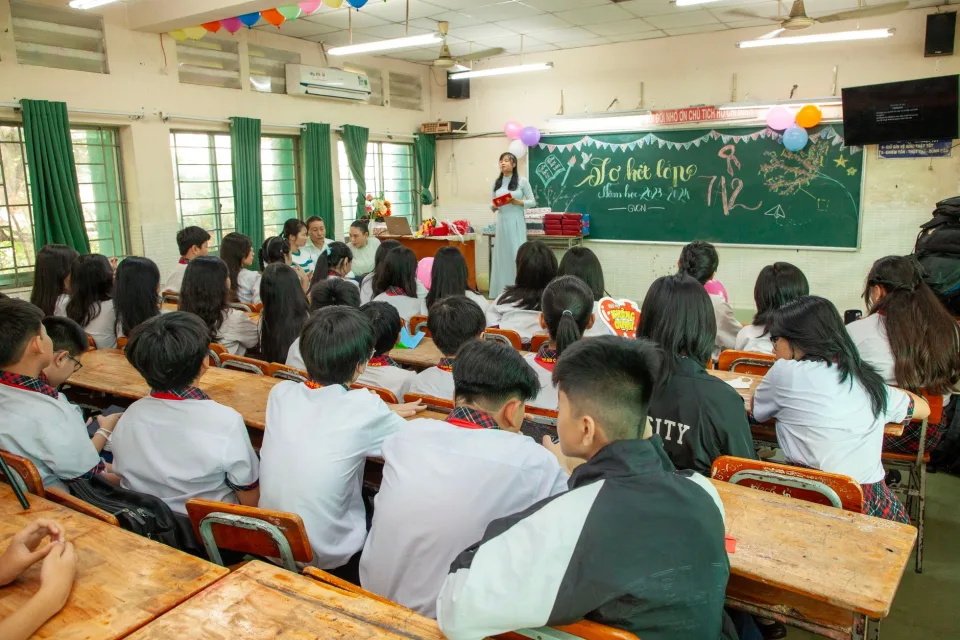Lớp học buổi tối đông học viên